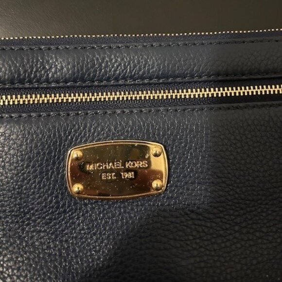 NWOT Navy Pebbled leather Michael Kors wristlet - Picture 2 of 6